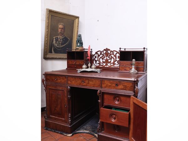 Imposing center desk in walnut and other essences