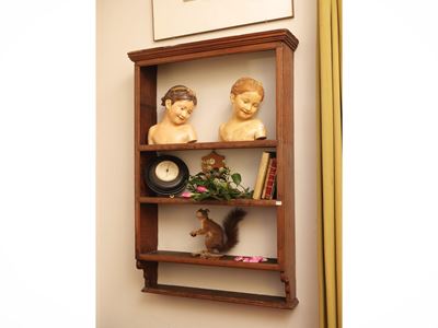 Libreria pensile in noce, h cm 114x74x18, con gocciolatoio