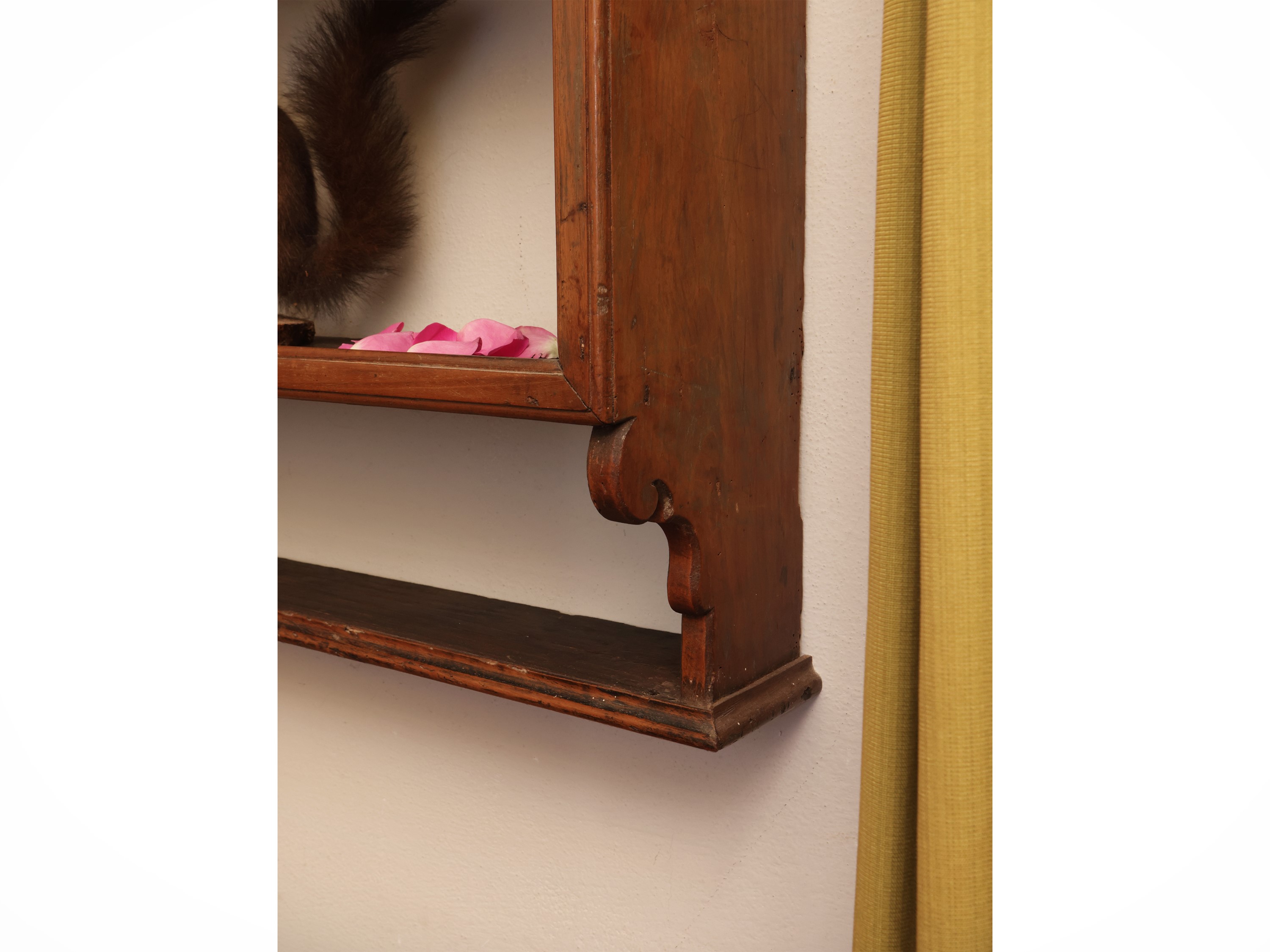 Libreria pensile in noce, h cm 114x74x18, con gocciolatoio
