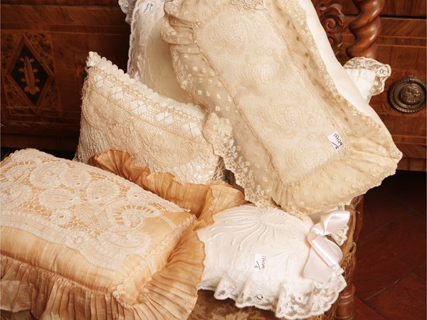 Six cushions with lace details