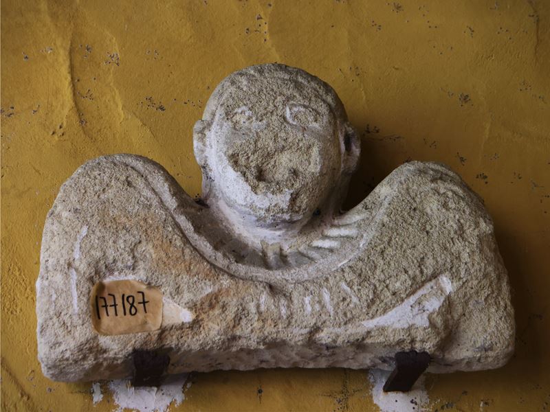Antico frammento in pietra