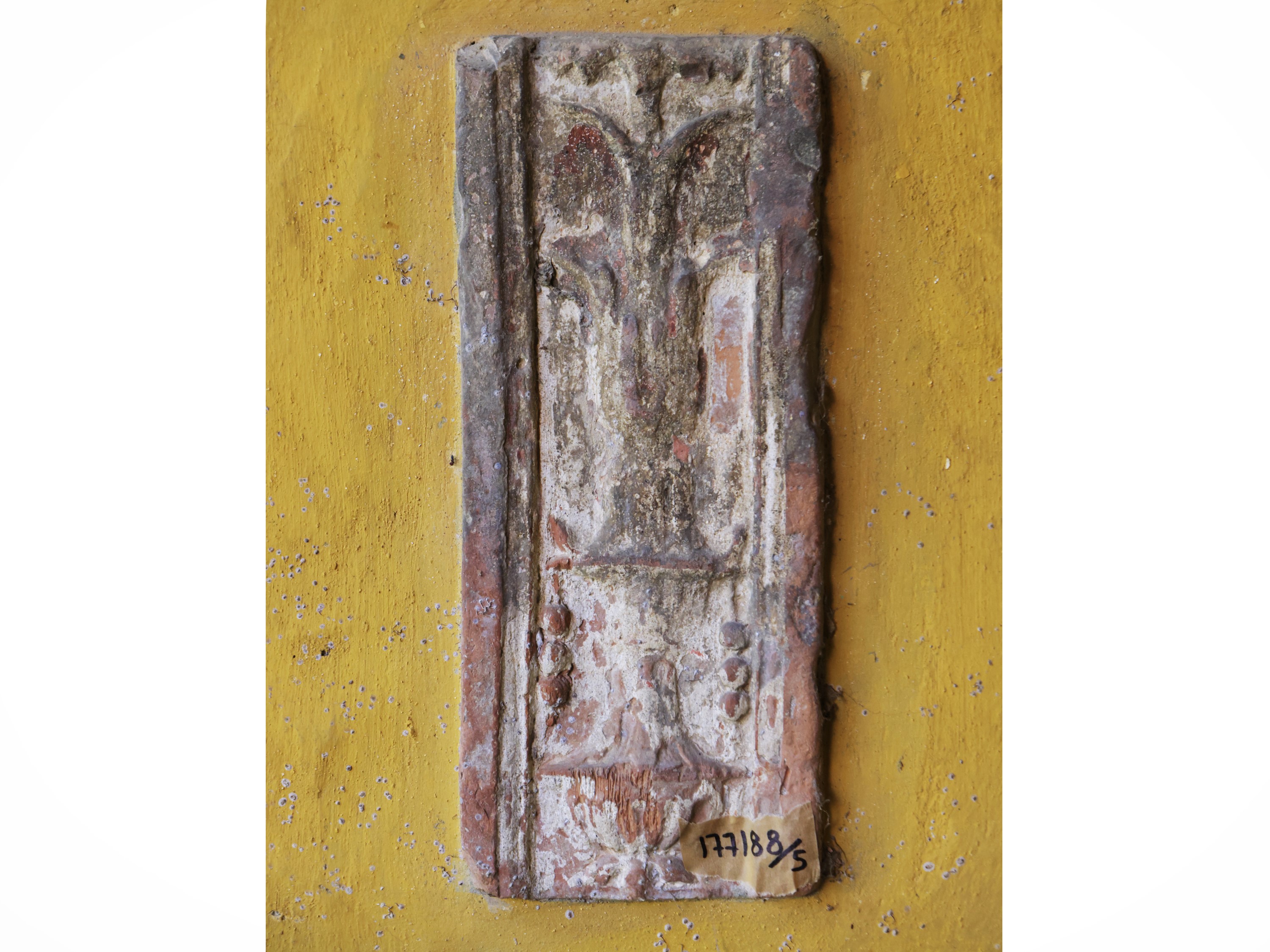 Cinque antichi frammenti scultorei in pietra