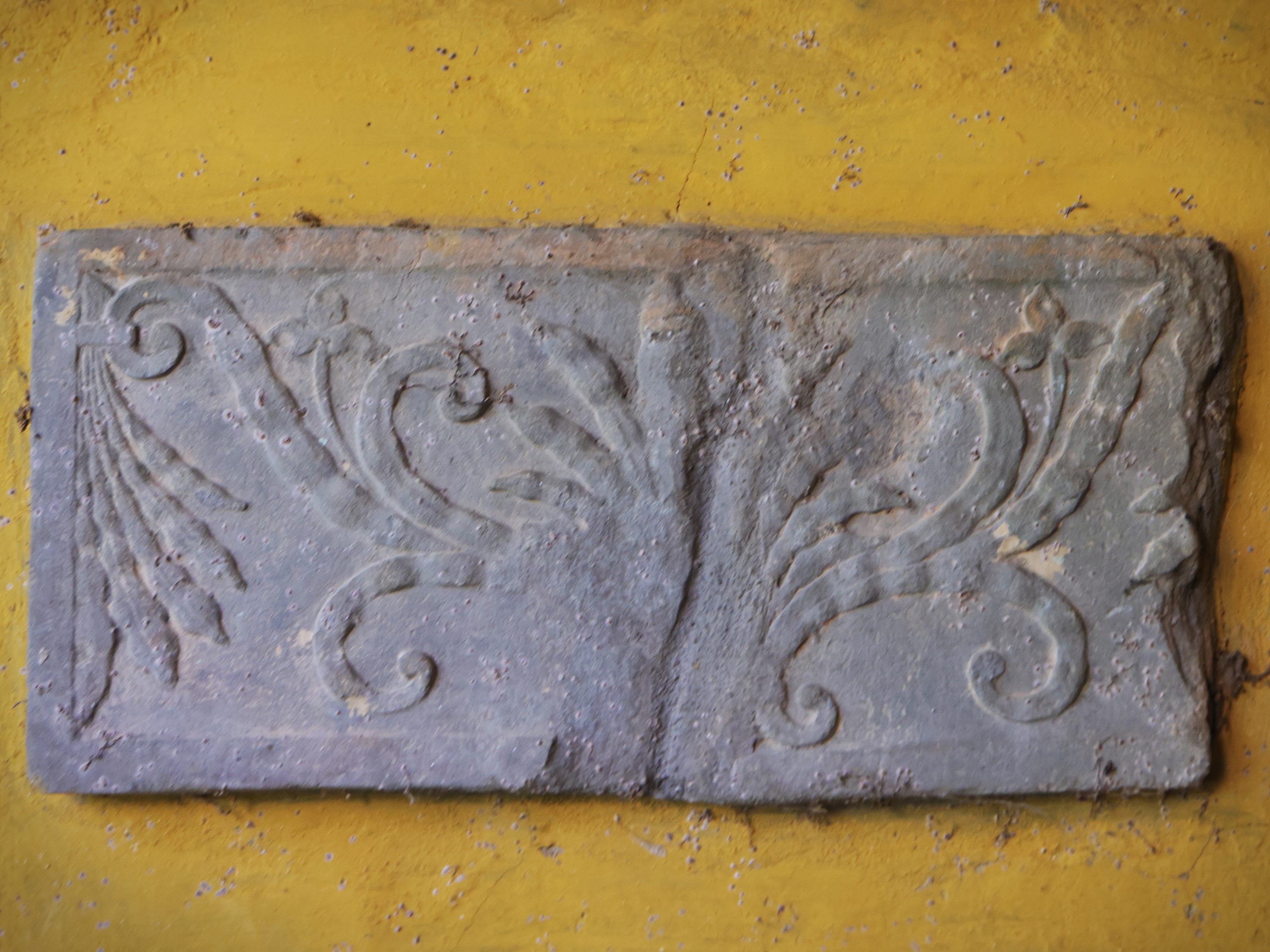 Cinque antichi frammenti scultorei in pietra