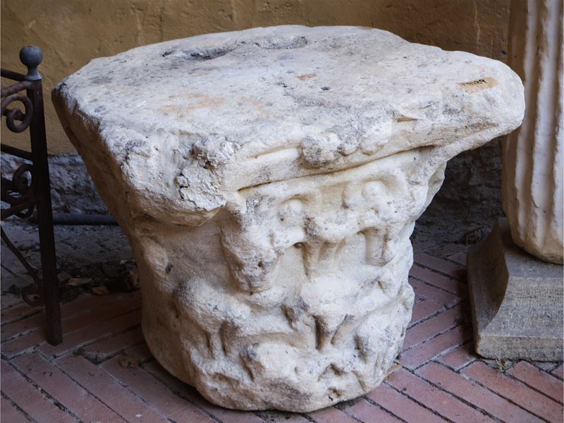 Antico capitello in marmo bianco