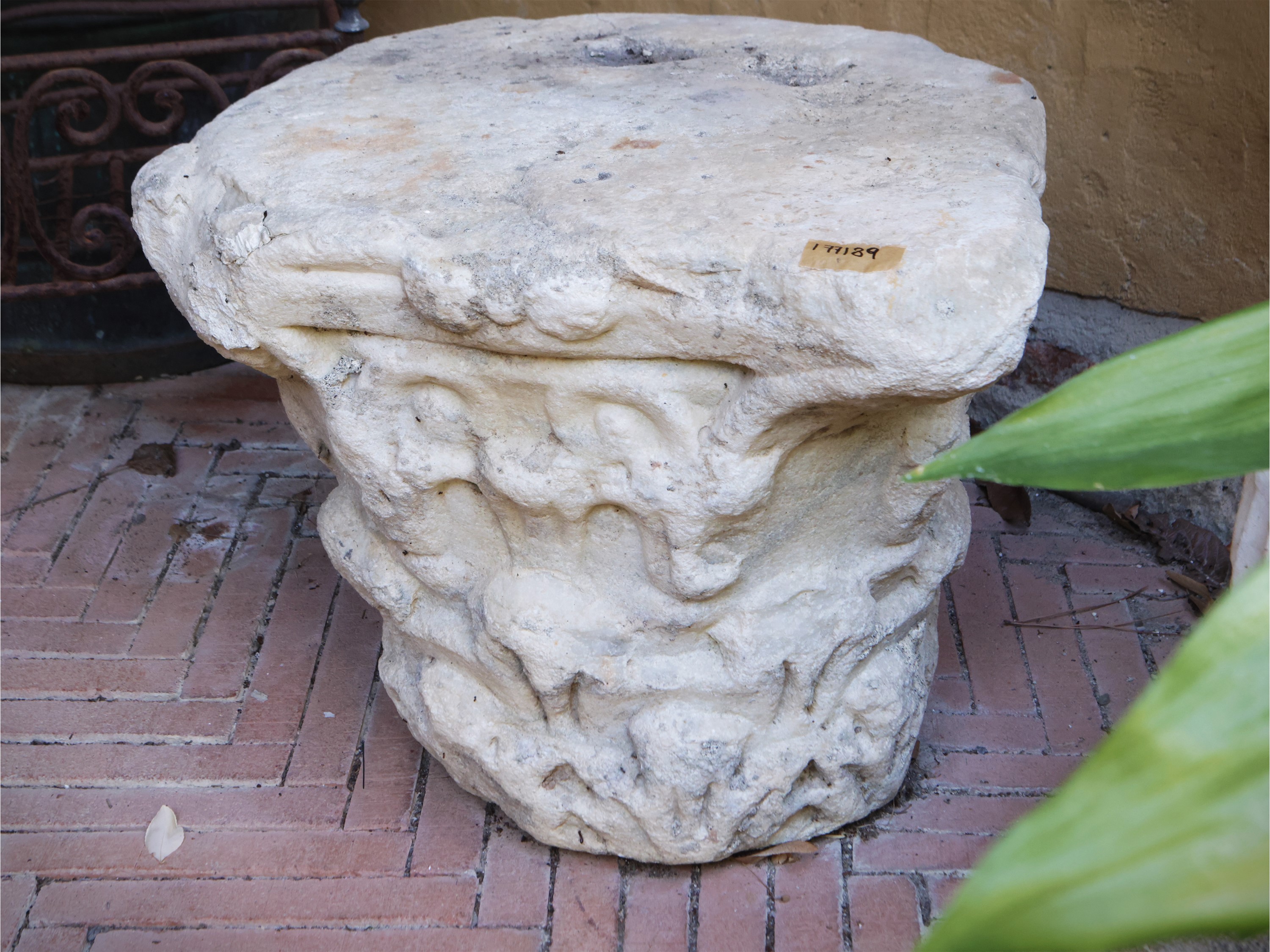 Antico capitello in marmo bianco