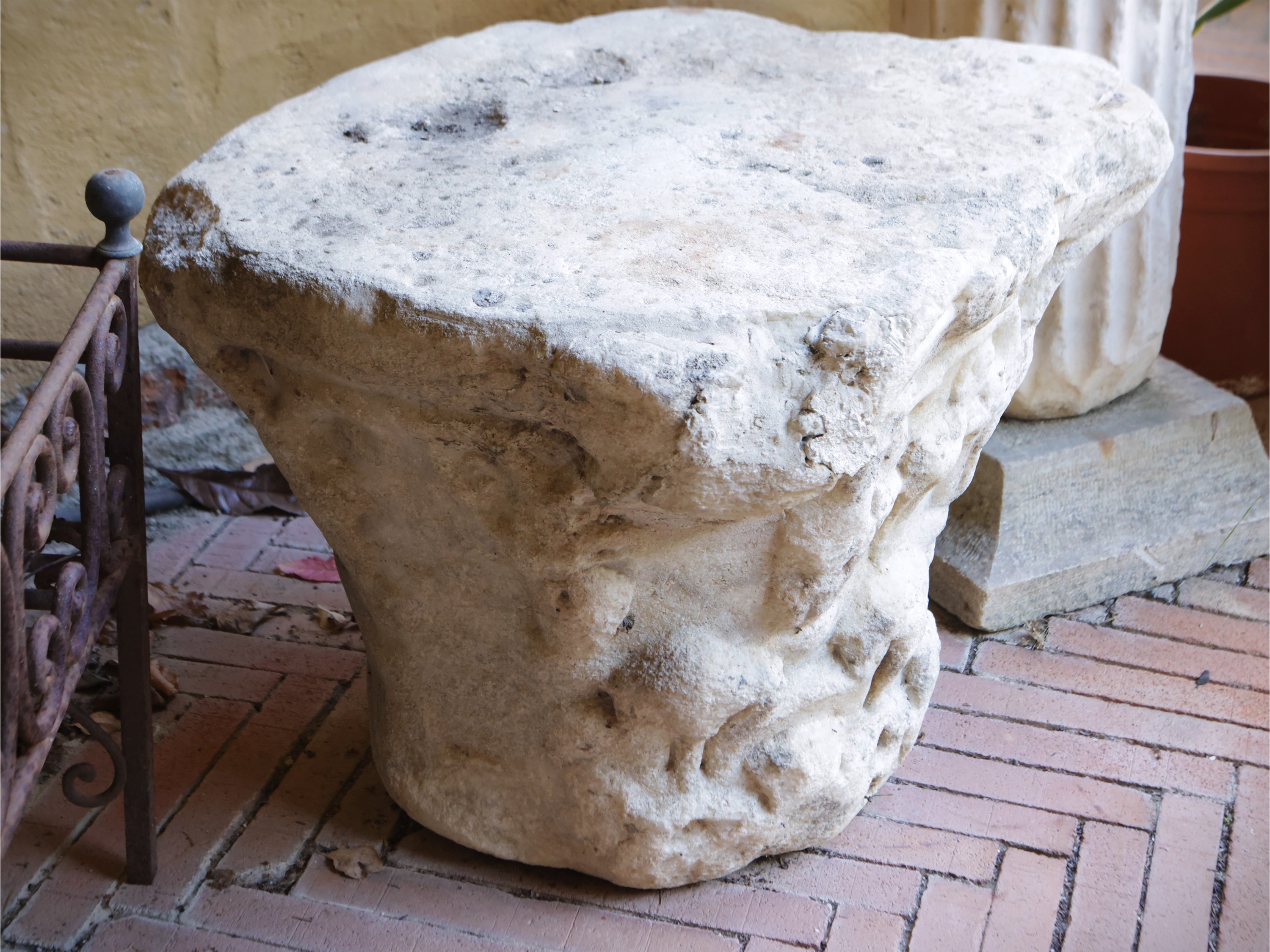 Antico capitello in marmo bianco