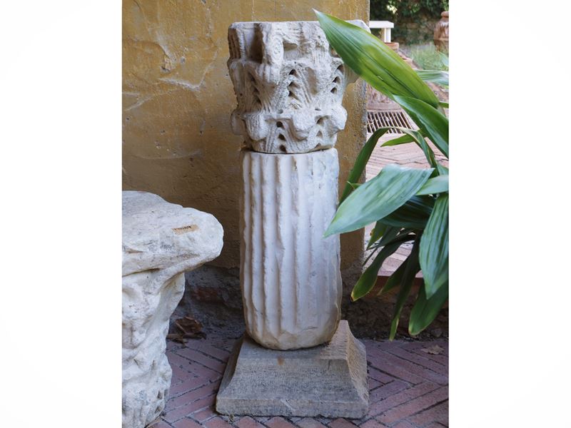 Antico capitello in marmo bianco