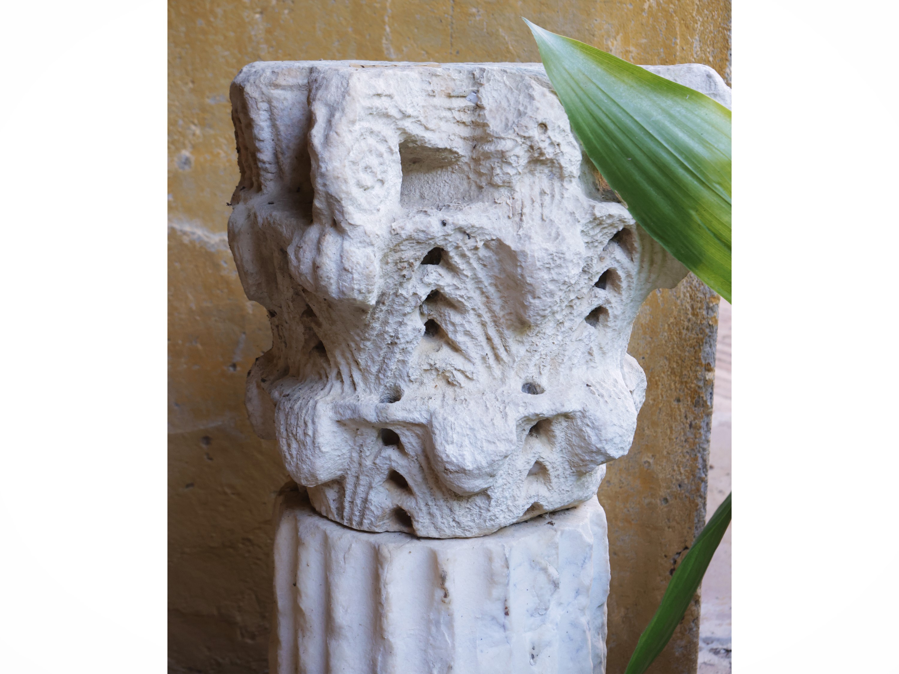 Antico capitello in marmo bianco