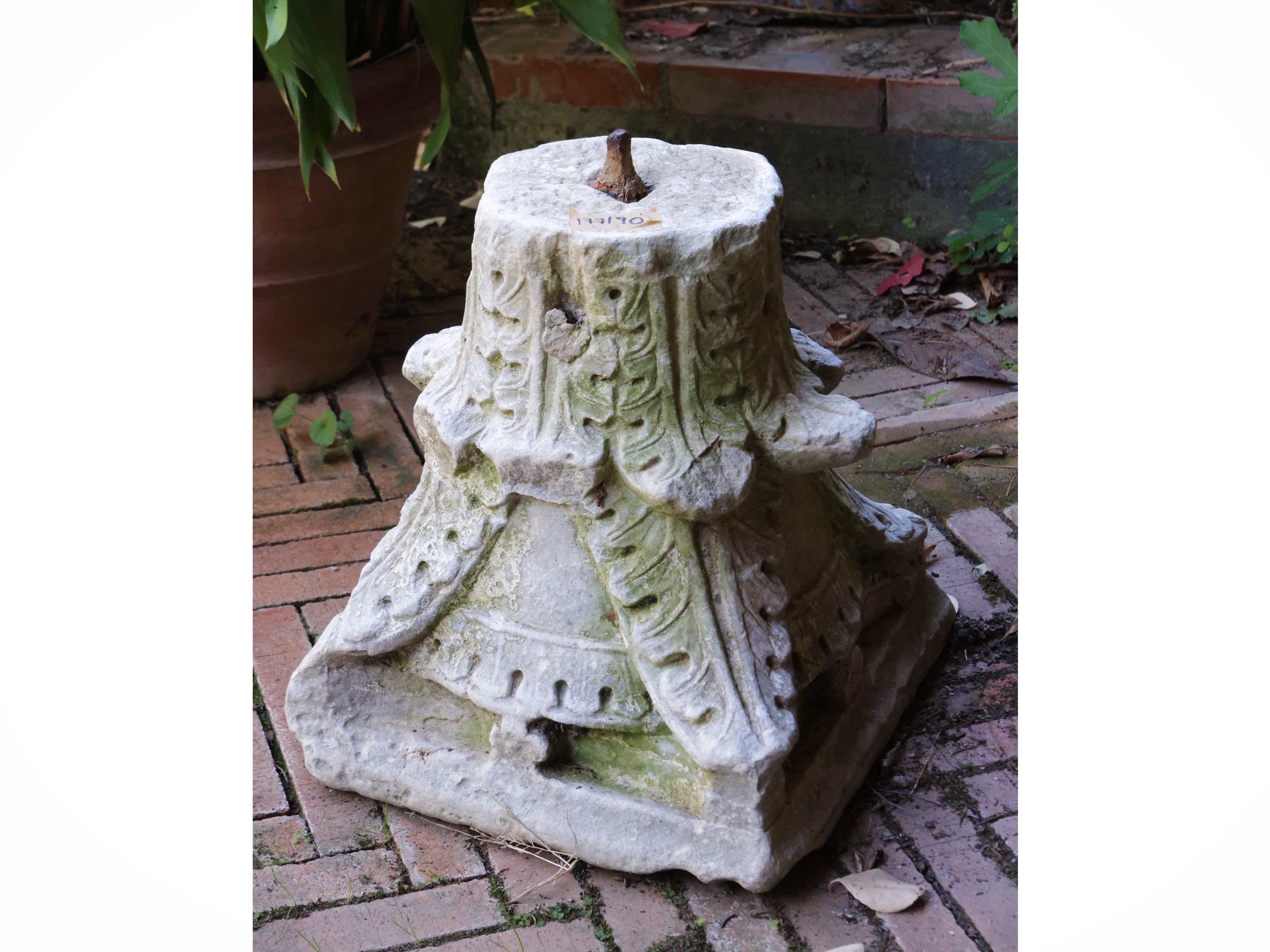 Antico capitello in marmo bianco