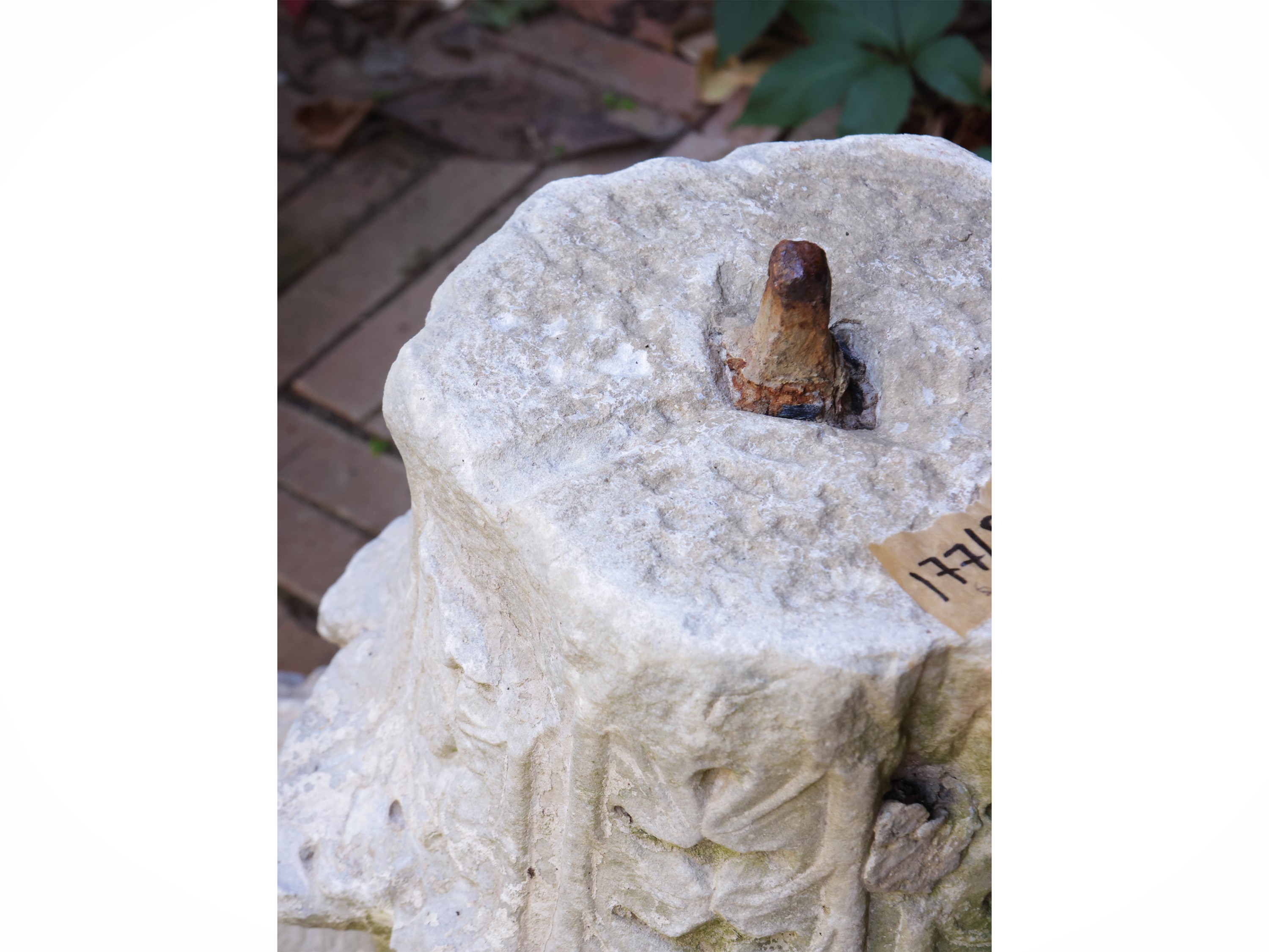 Antico capitello in marmo bianco