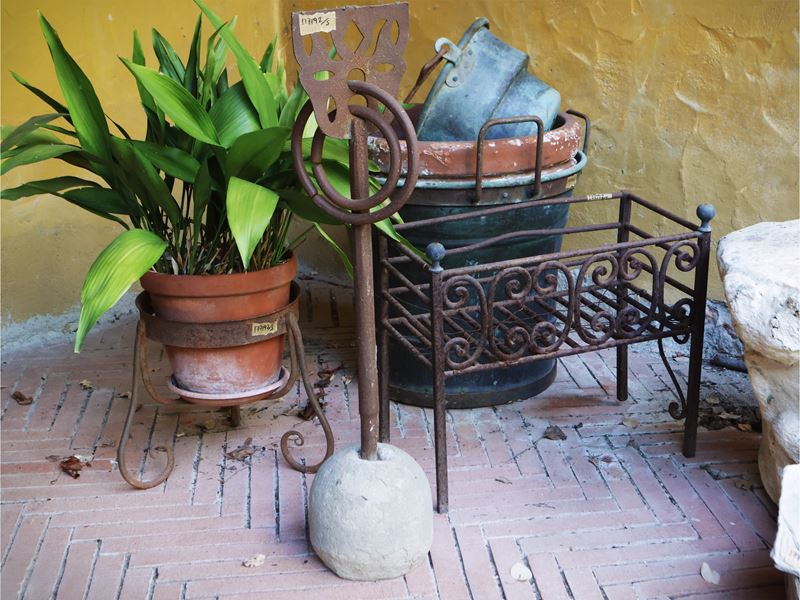Arredi da giardino, ferro battuto e pietra, dimensioni variabili da cm 23 a cm 86