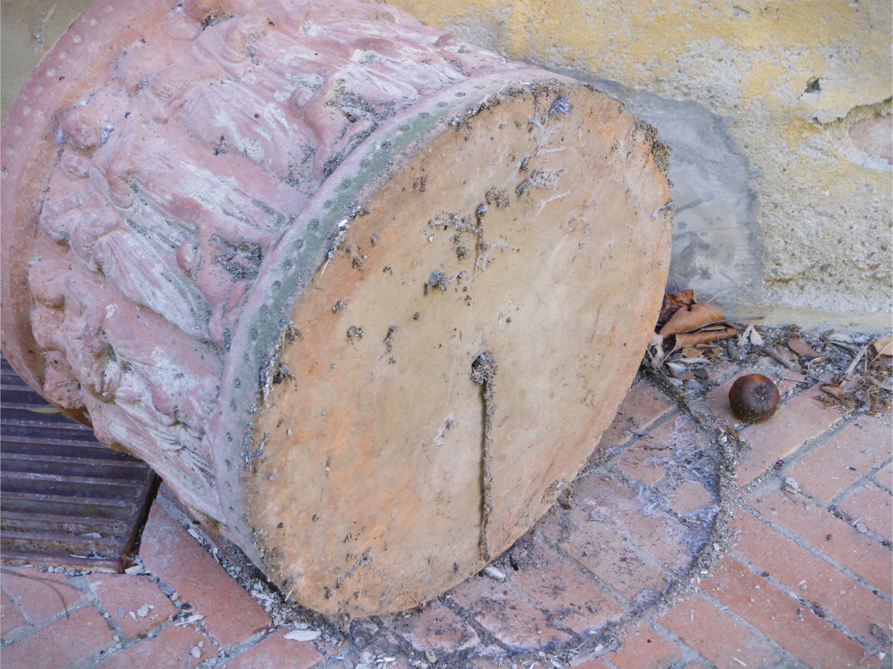 Coppia di vasi a cilindro in terracotta, h 31 cm, diam 41 cm