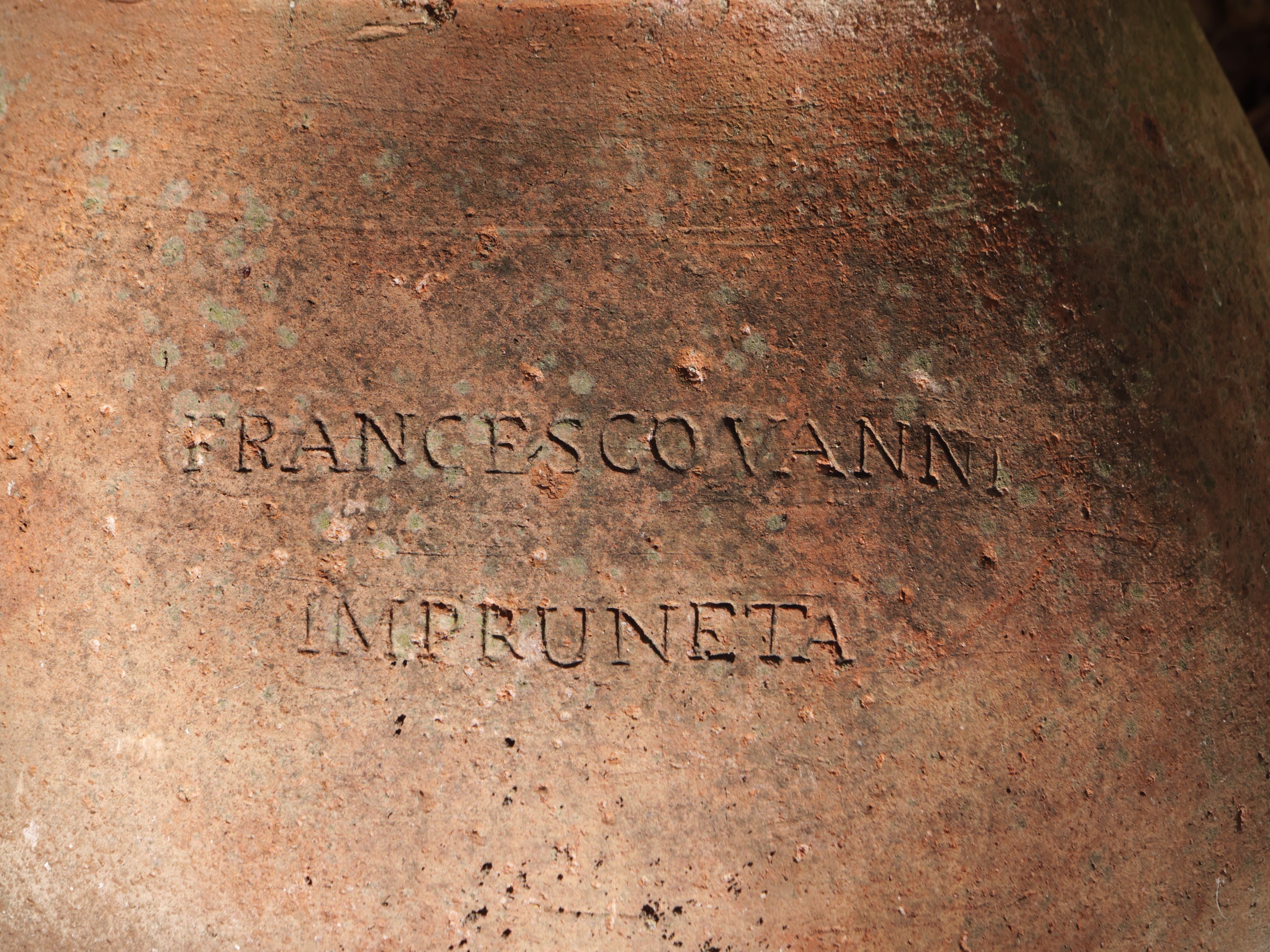 Due orcetti in terracotta, h cm 42 e h cm 58