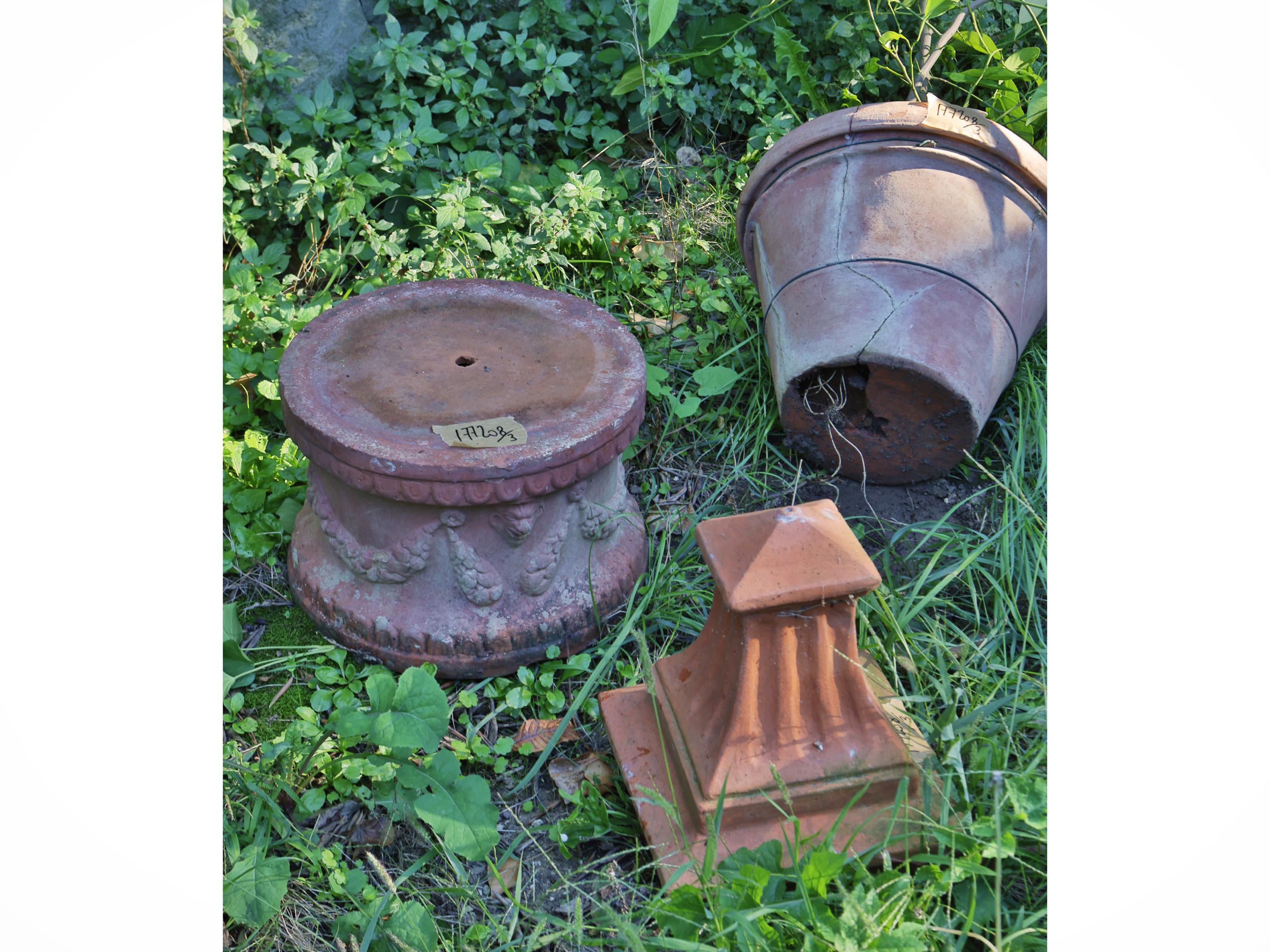 Tre complementi per il giardino in terracotta, vaso con pianta di limone, base festonata e finale