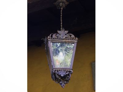 Lanterna in ferro battuto decorata con volute e foglie d'acanto, XIX/XX secolo