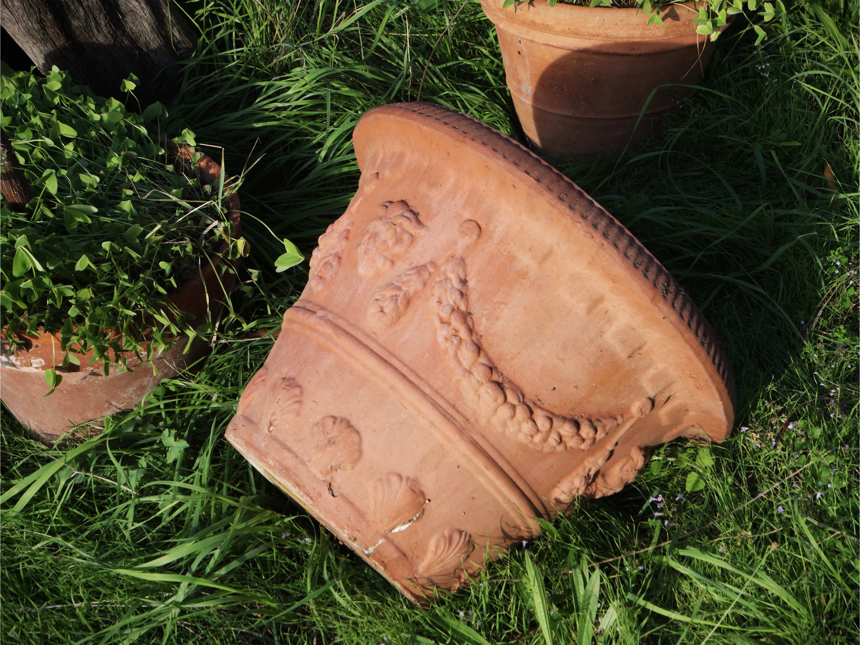 Tre vasi in terracotta, h cm 155 circa complessivi
