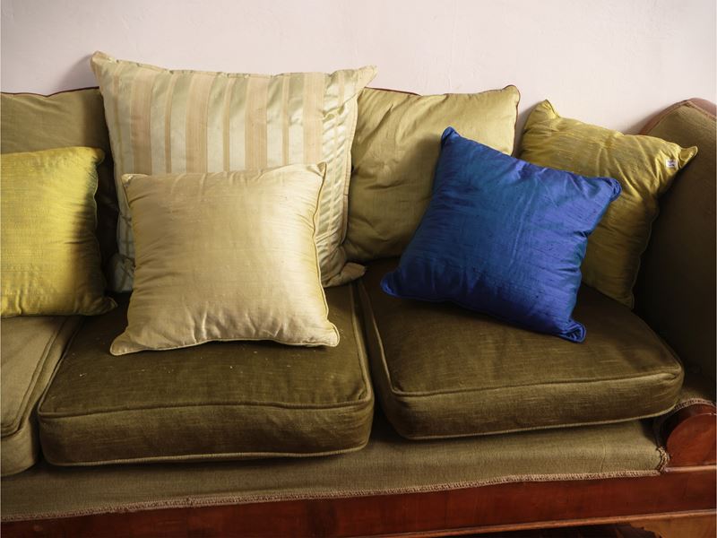 Assortimento di nove cuscini in seta, dimensioni variabili da cm 32x32 a cm 55x55