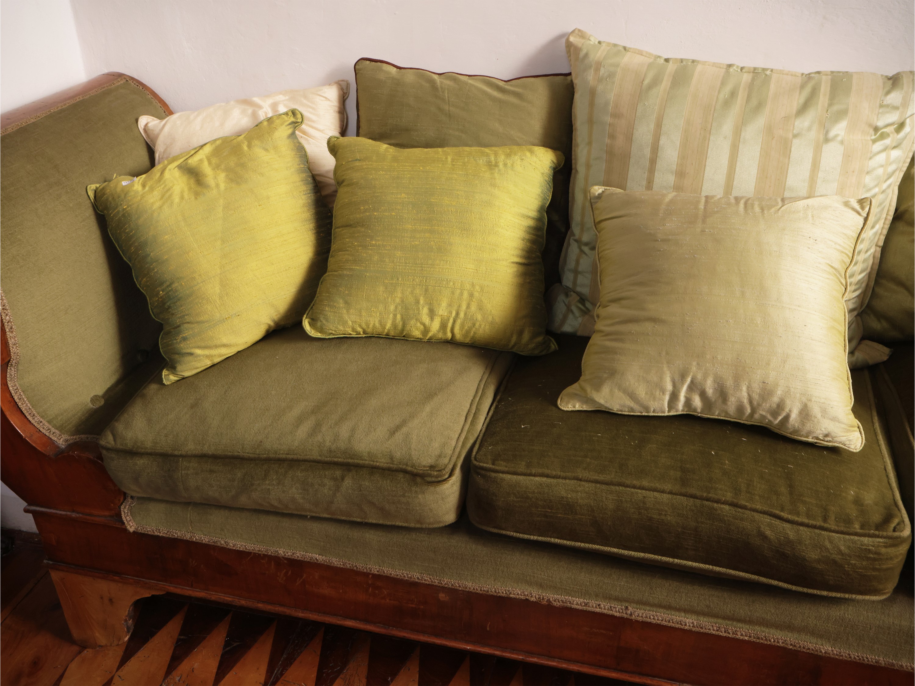 Assortimento di nove cuscini in seta, dimensioni variabili da cm 32x32 a cm 55x55
