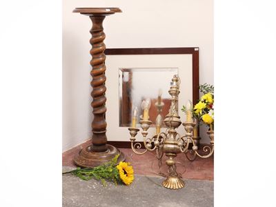 Complementi di arredo: colonna portavasi in noce, specchio con cornice in legno e lampadario in m...
