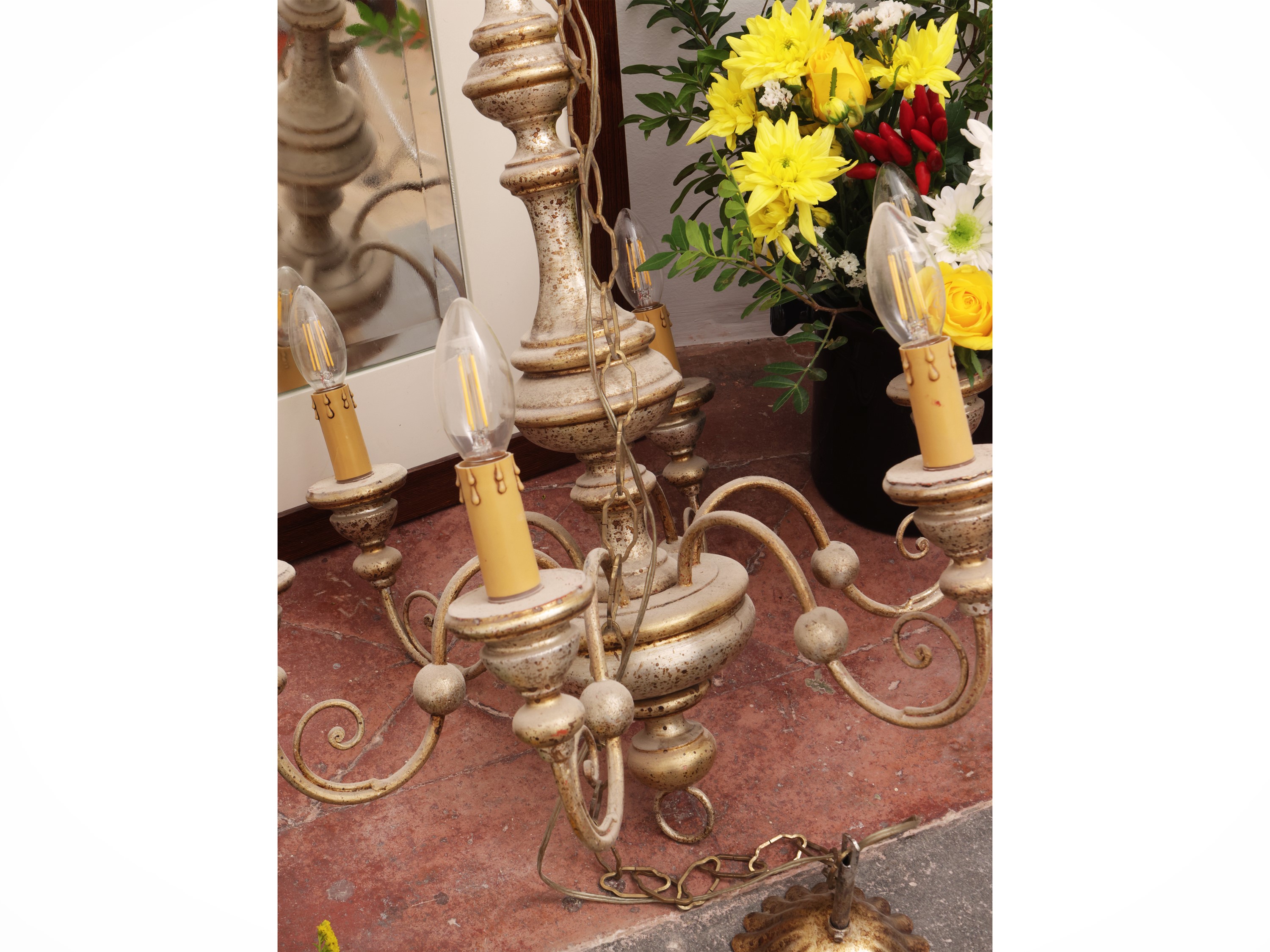 Complementi di arredo: colonna portavasi in noce, specchio con cornice in legno e lampadario in m...