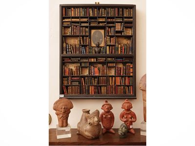 Libreria in miniatura con accessori