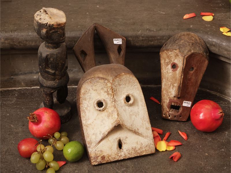 Raccolta di tre maschere africane e quattro figure in legno