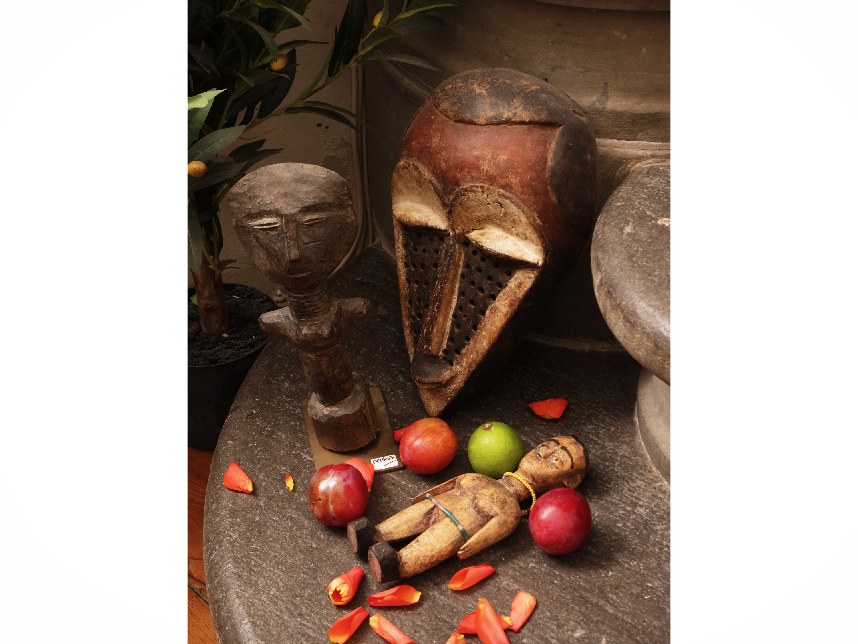 Raccolta di tre maschere africane e quattro figure in legno