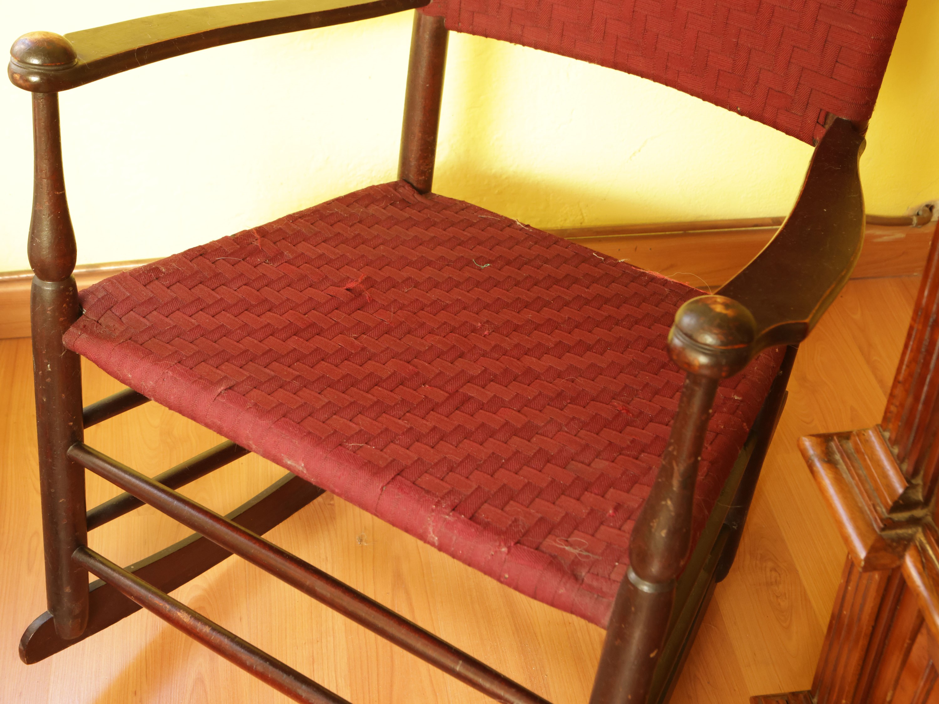 Poltroncina a Dondolo in Legno Ebanizzato