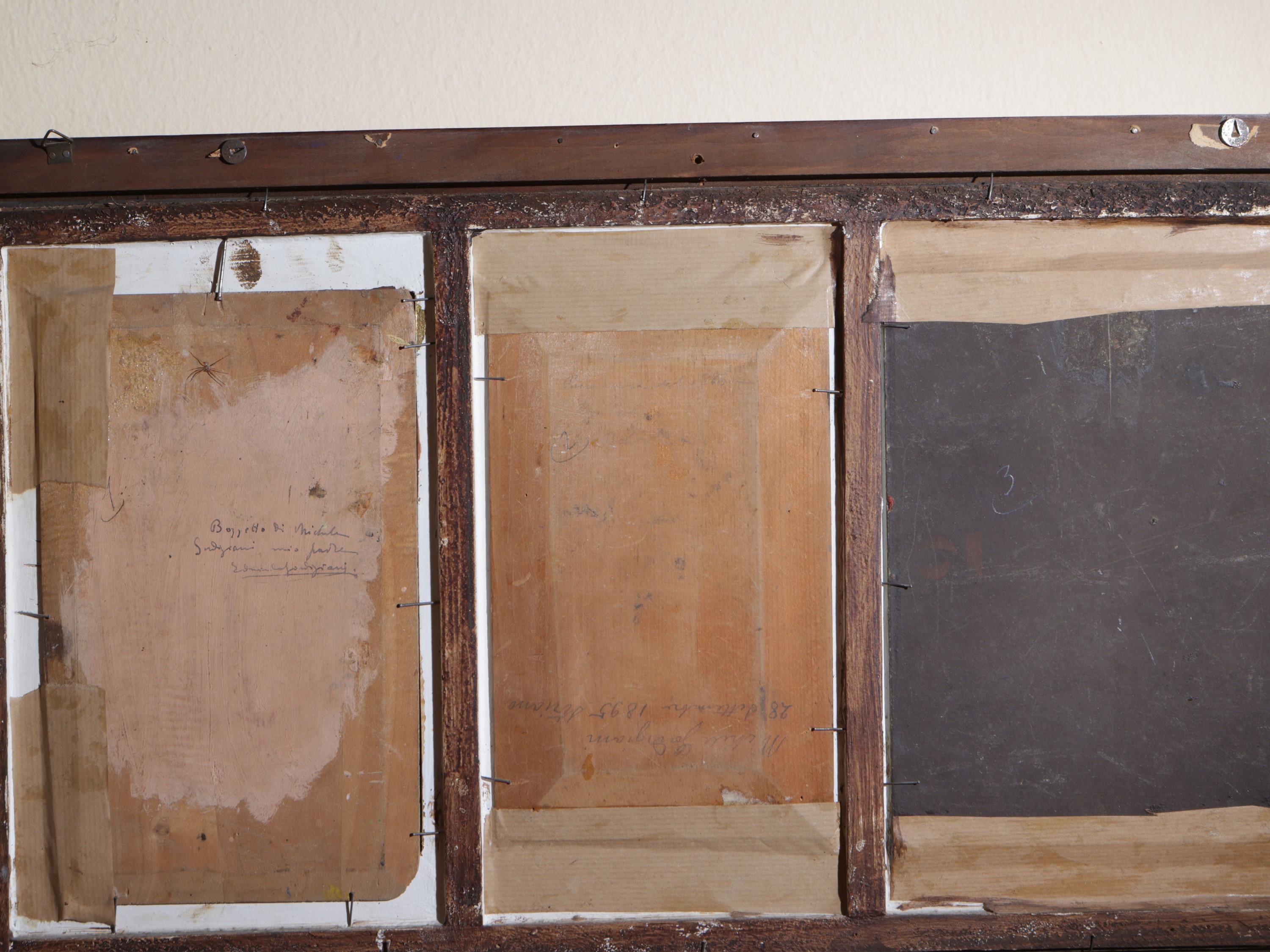 La bambinaia - Finestra tra i fiori - Fanciulla in rosa con ombrellino