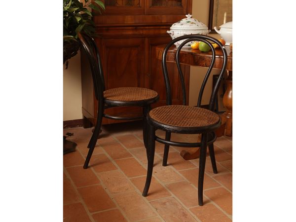 Pair of chairs in curved beech, Thonet