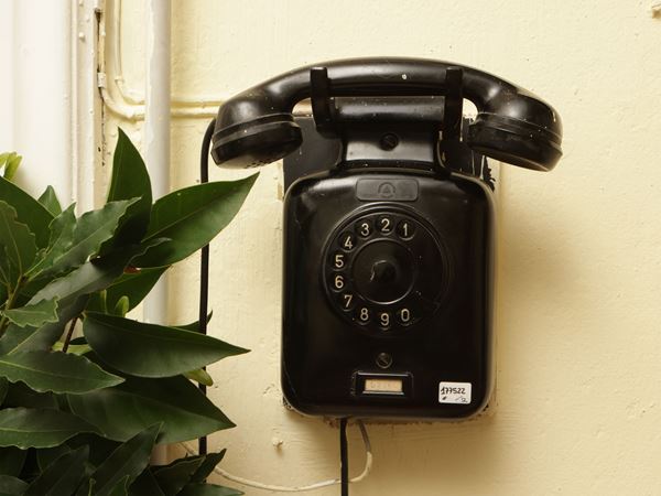 Telefono a muro in bachelite nera