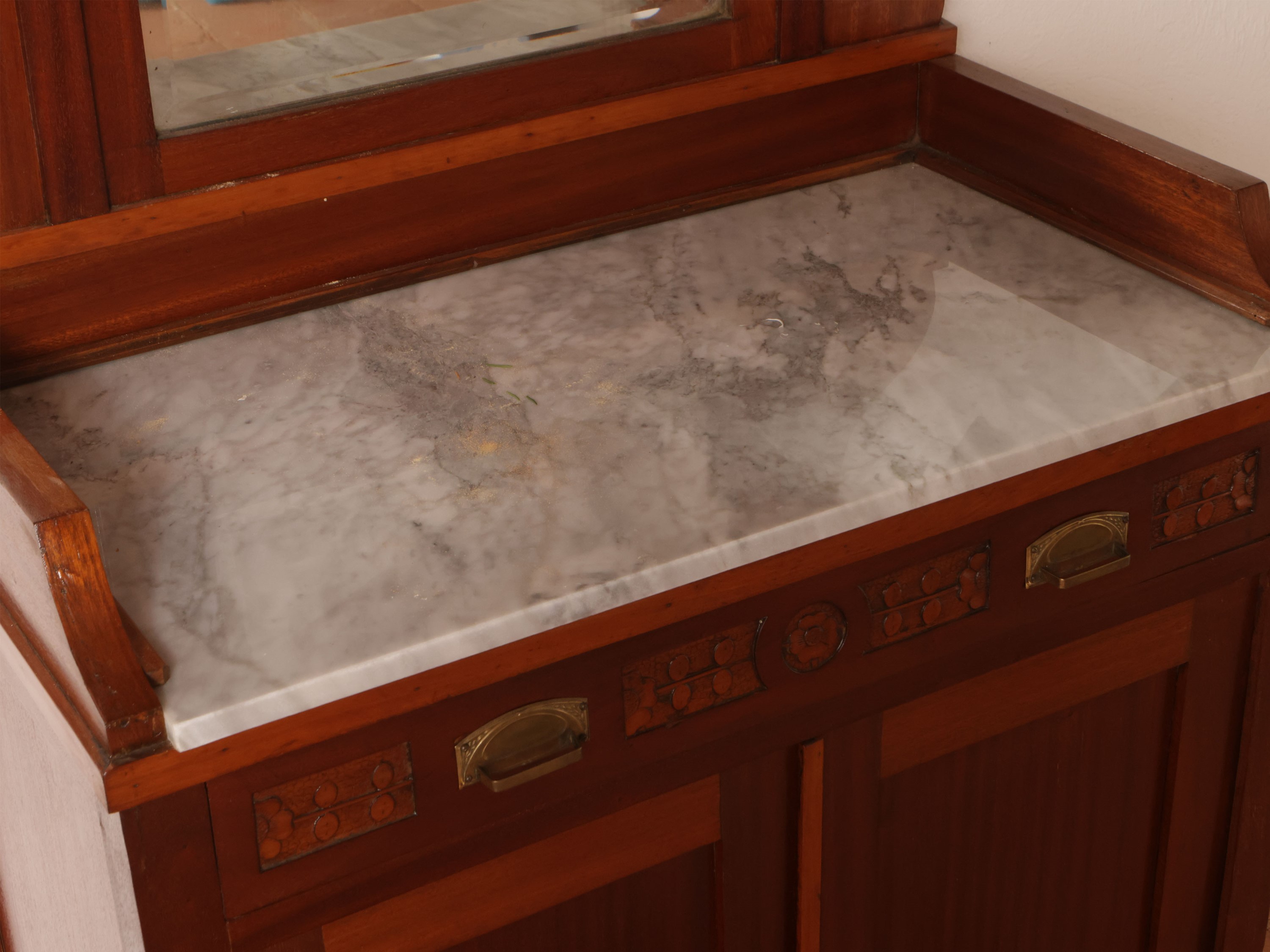 Toilette in Satinwood