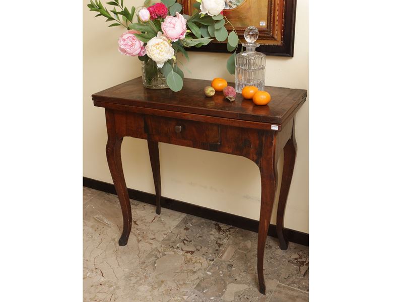 Tavolino a Libro Impiallacciato in Radica di Noce