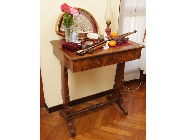 Walnut and walnut feather -fledged work table
