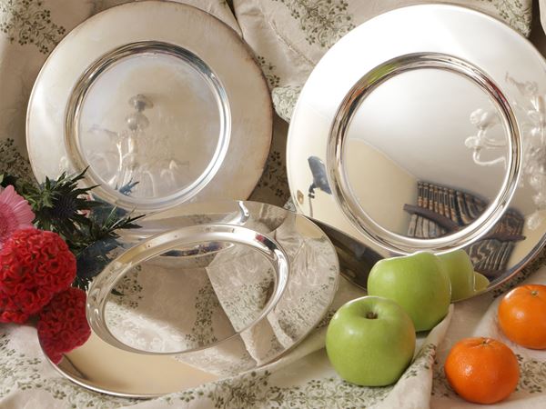 Serie di nove sottopiatti in metallo argentato, Scaffei  - Asta Un villino a Crema: una raccolta di pittura dell'Ottocento - Maison Bibelot - Casa d'Aste Firenze - Milano