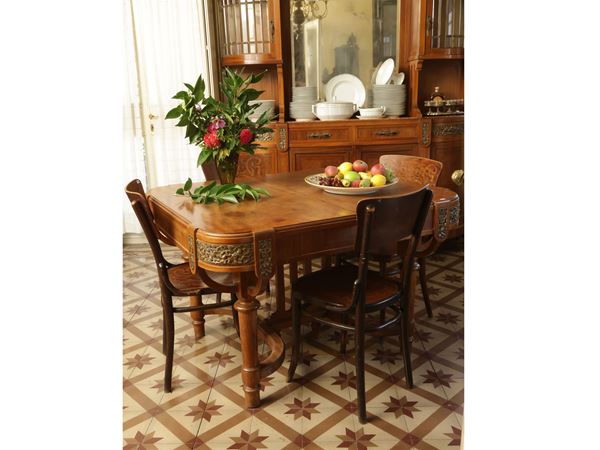 Extendable dining table in satinwood Art Nouveau style