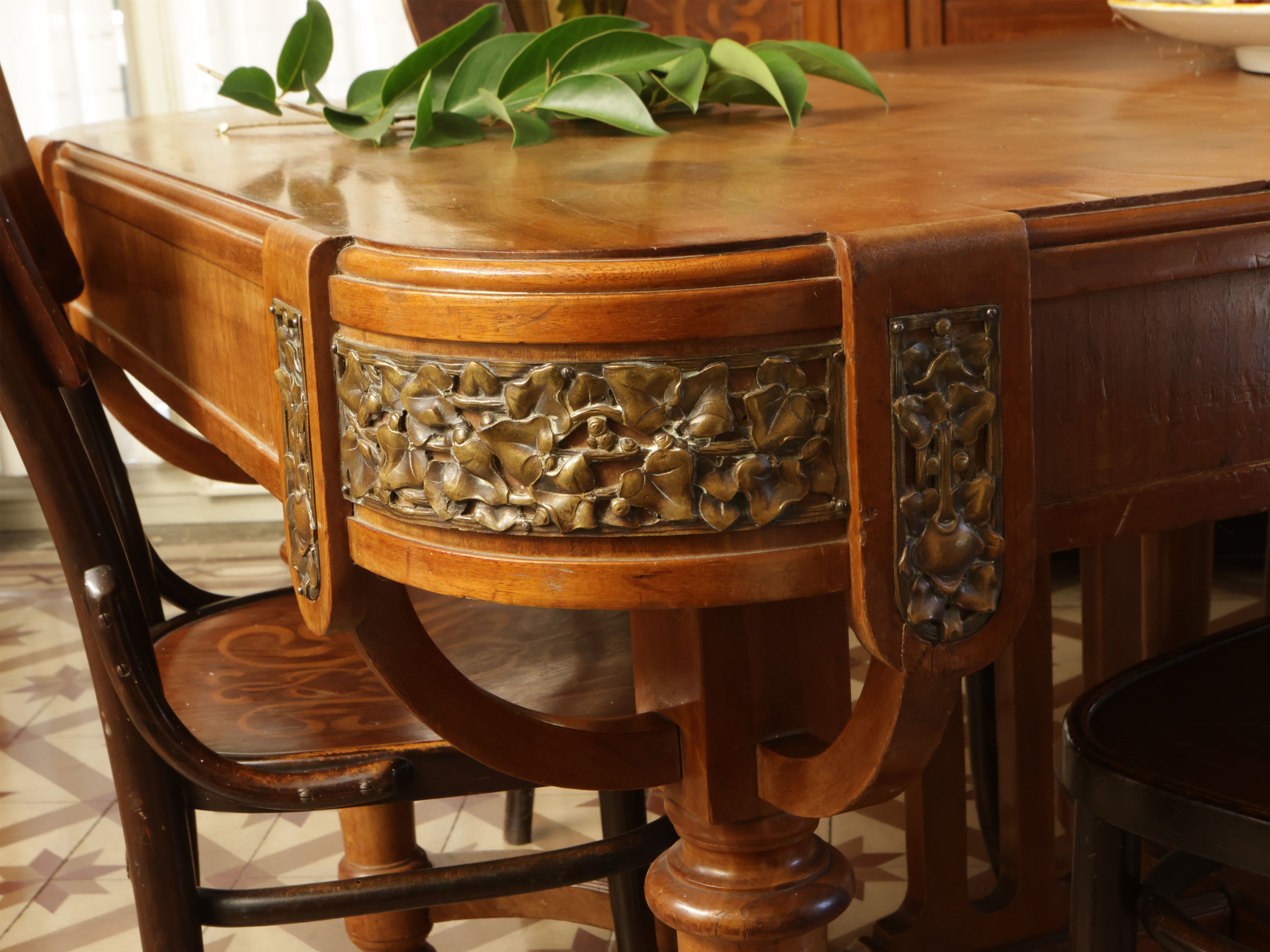 Tavolo da Pranzo Allungabile in Satinwood di Gusto Art Nouveau