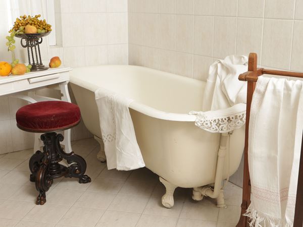 Bathtub in ivory lacquered zinc