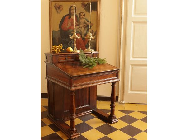 Small desk from the center in walnut 1746