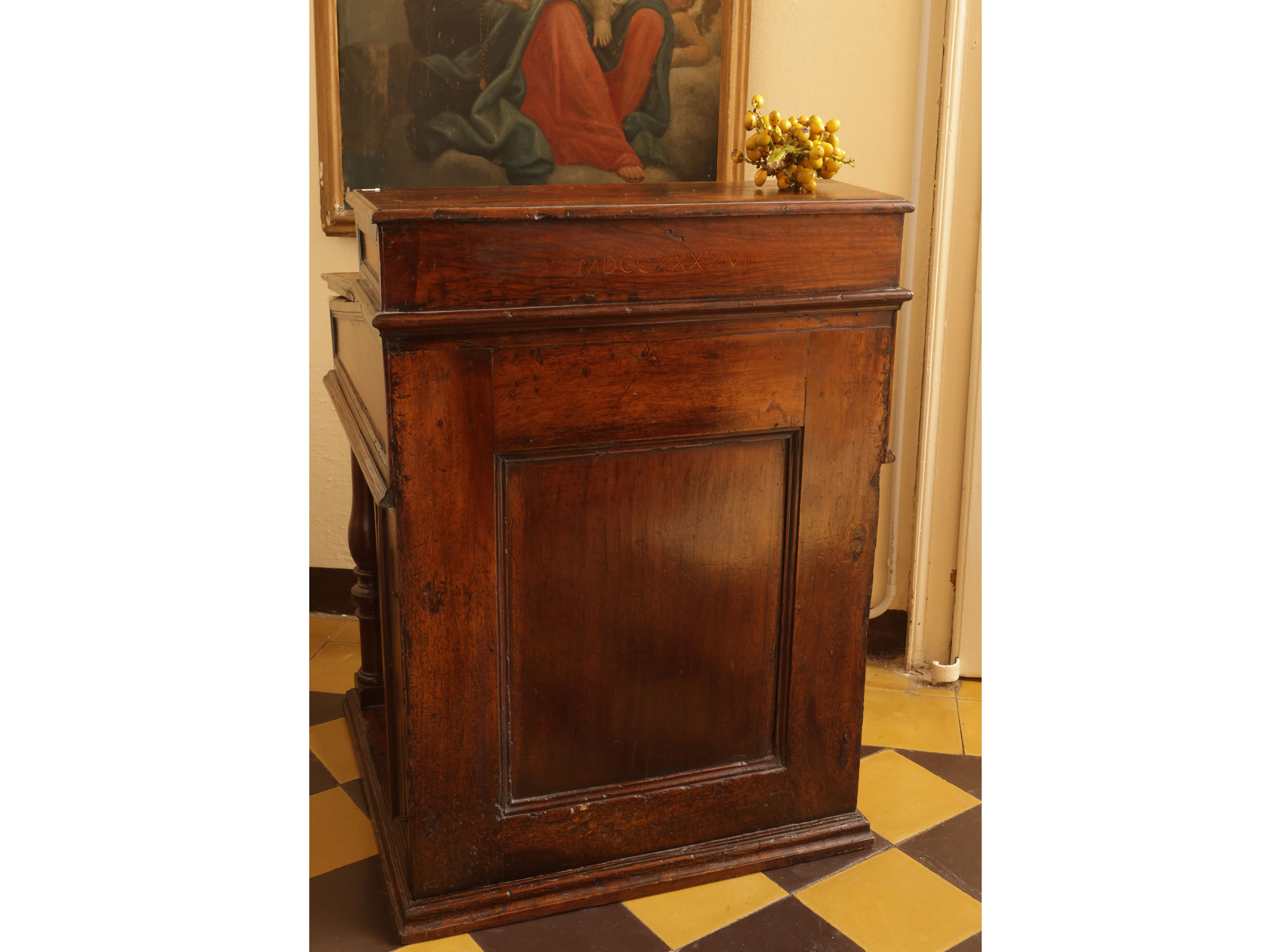 Piccolo Scrittoio da Centro in Noce 1746