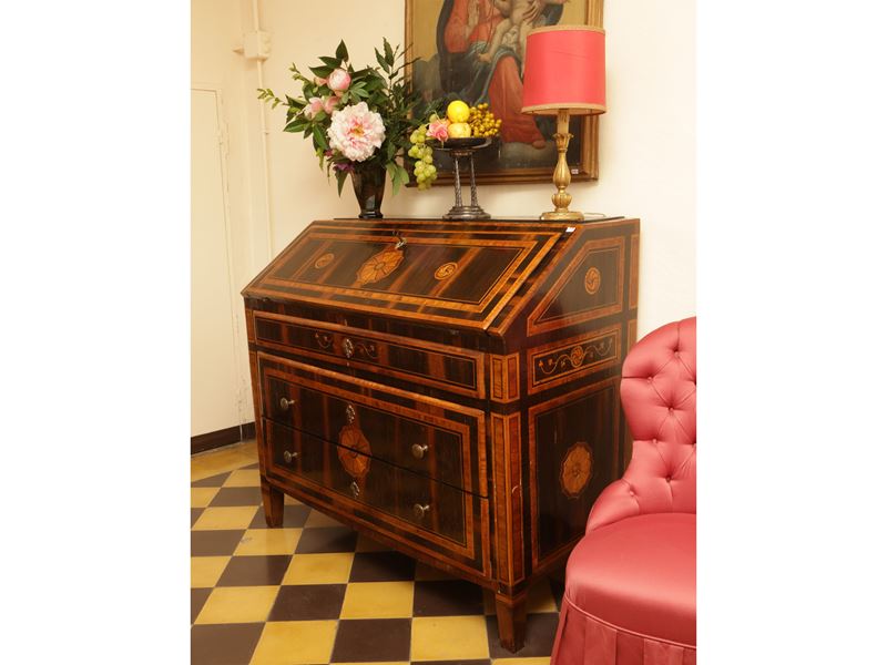 Cassettone a ribalta impiallacciato in varie qualità di mogano