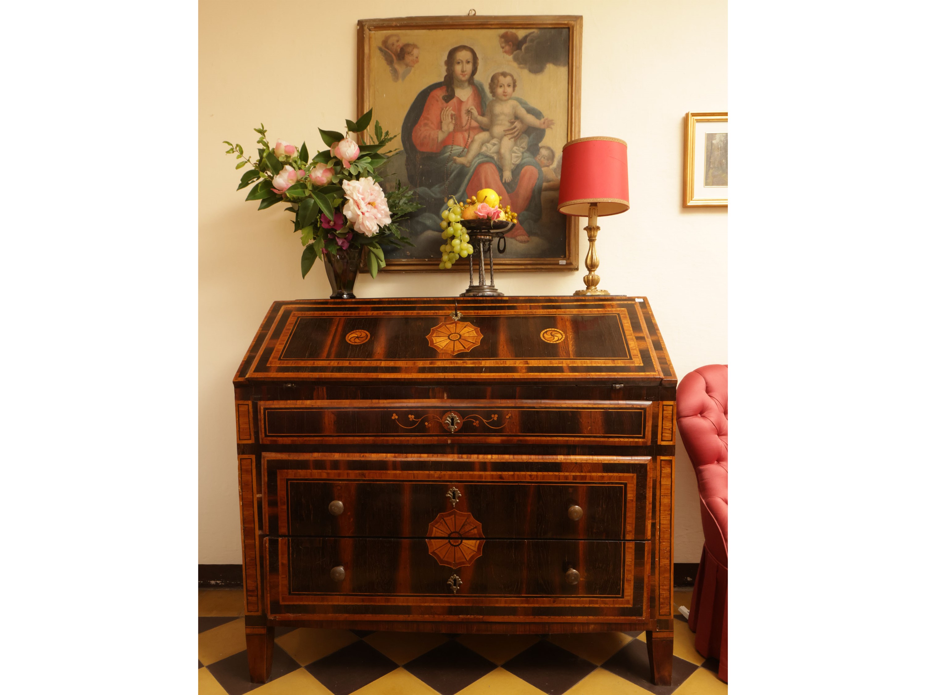 Cassettone a ribalta impiallacciato in varie qualità di mogano