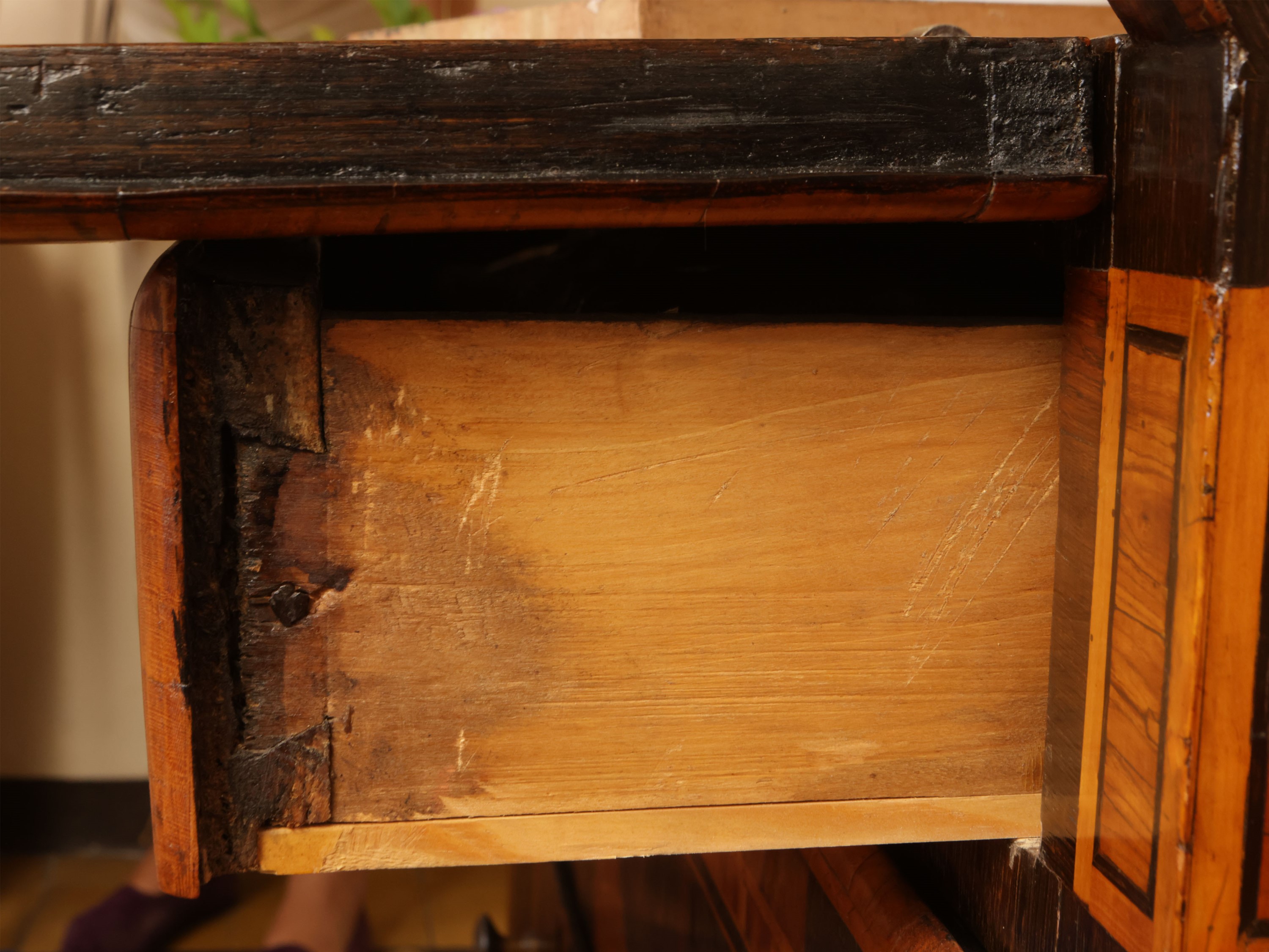 Cassettone a ribalta impiallacciato in varie qualità di mogano