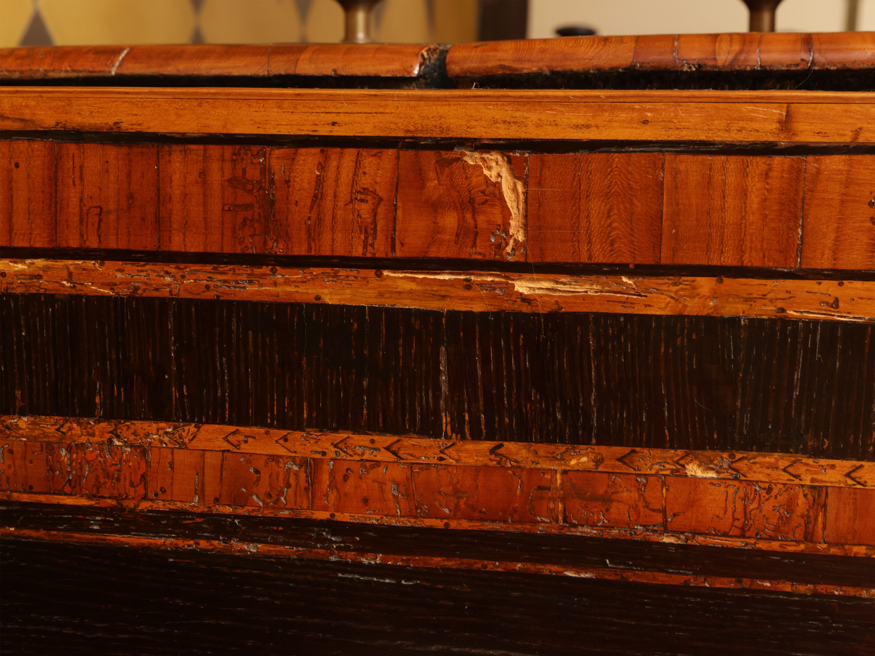 Cassettone a ribalta impiallacciato in varie qualità di mogano