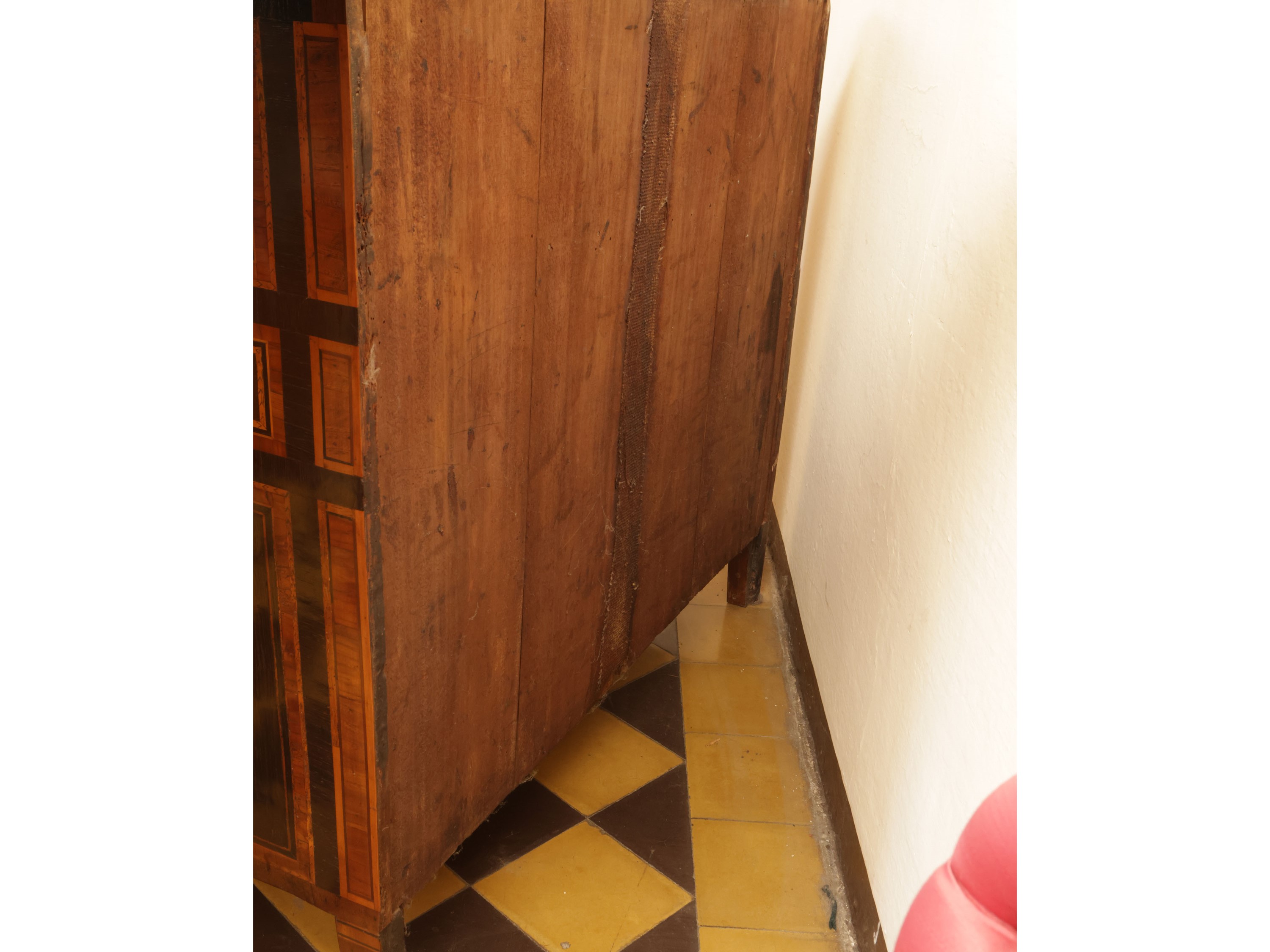 Cassettone a ribalta impiallacciato in varie qualità di mogano