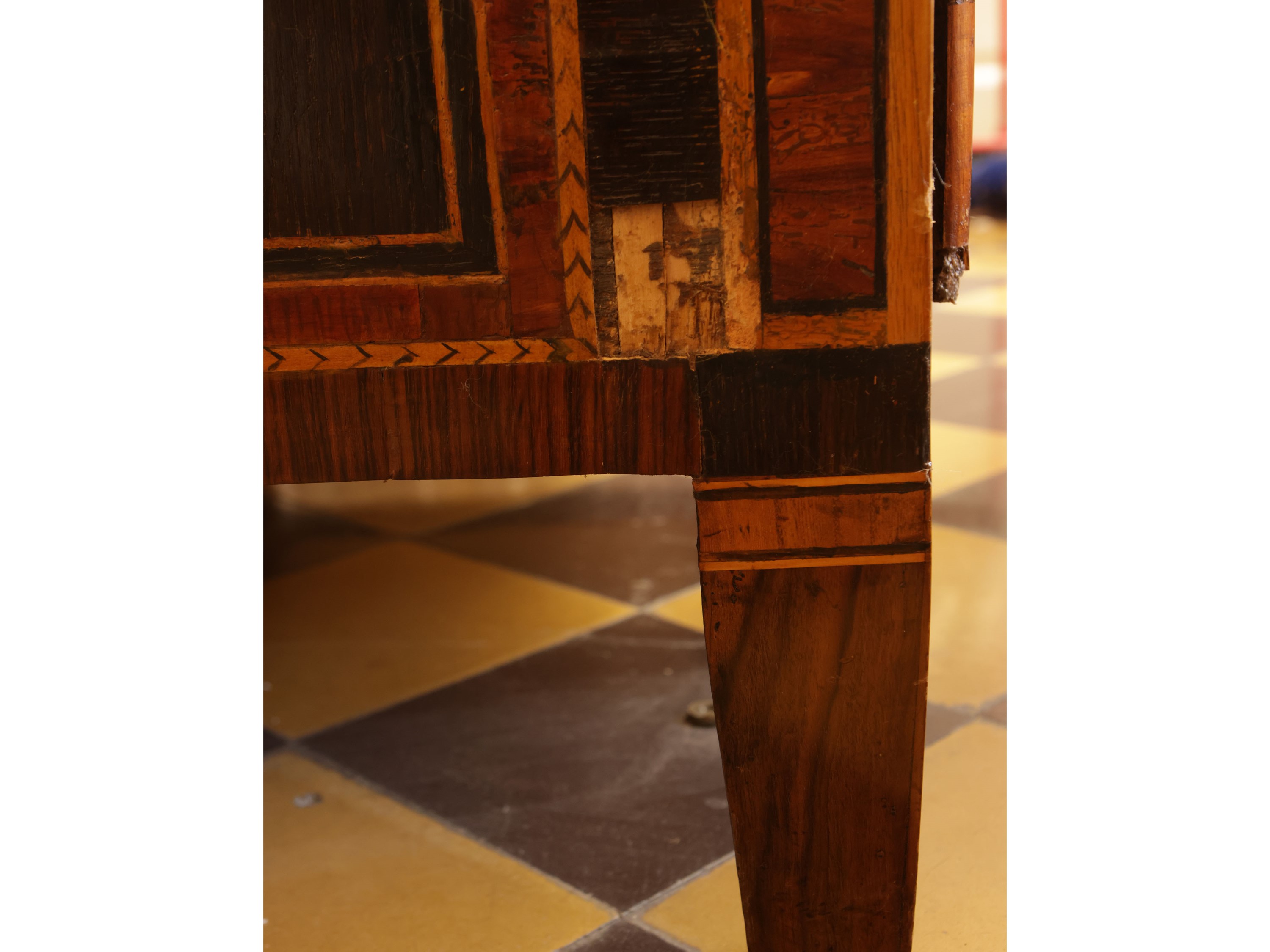 Cassettone a ribalta impiallacciato in varie qualità di mogano