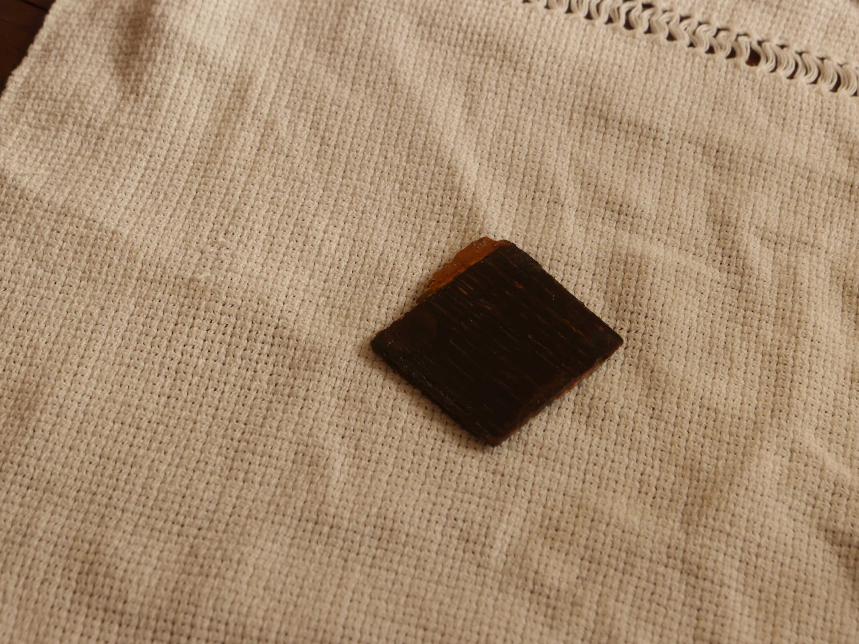 Cassettone a ribalta impiallacciato in varie qualità di mogano