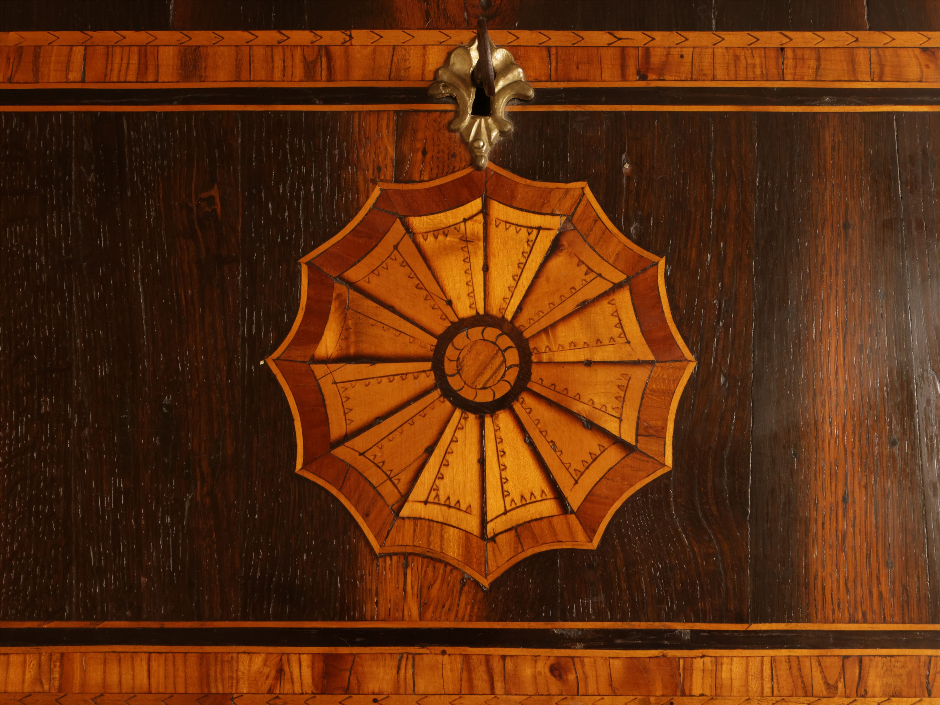 Cassettone a ribalta impiallacciato in varie qualità di mogano