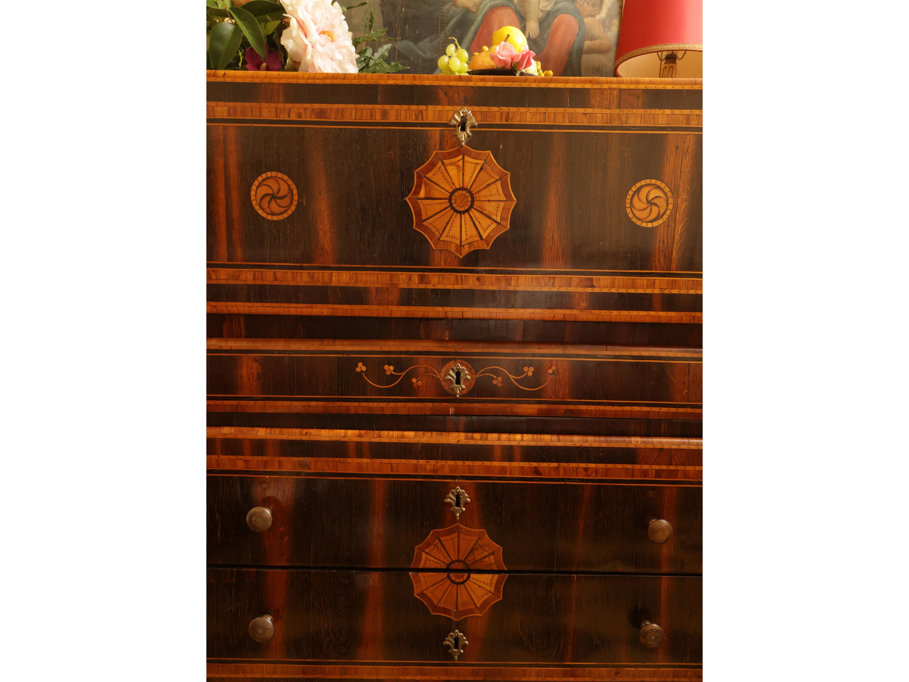 Cassettone a ribalta impiallacciato in varie qualità di mogano