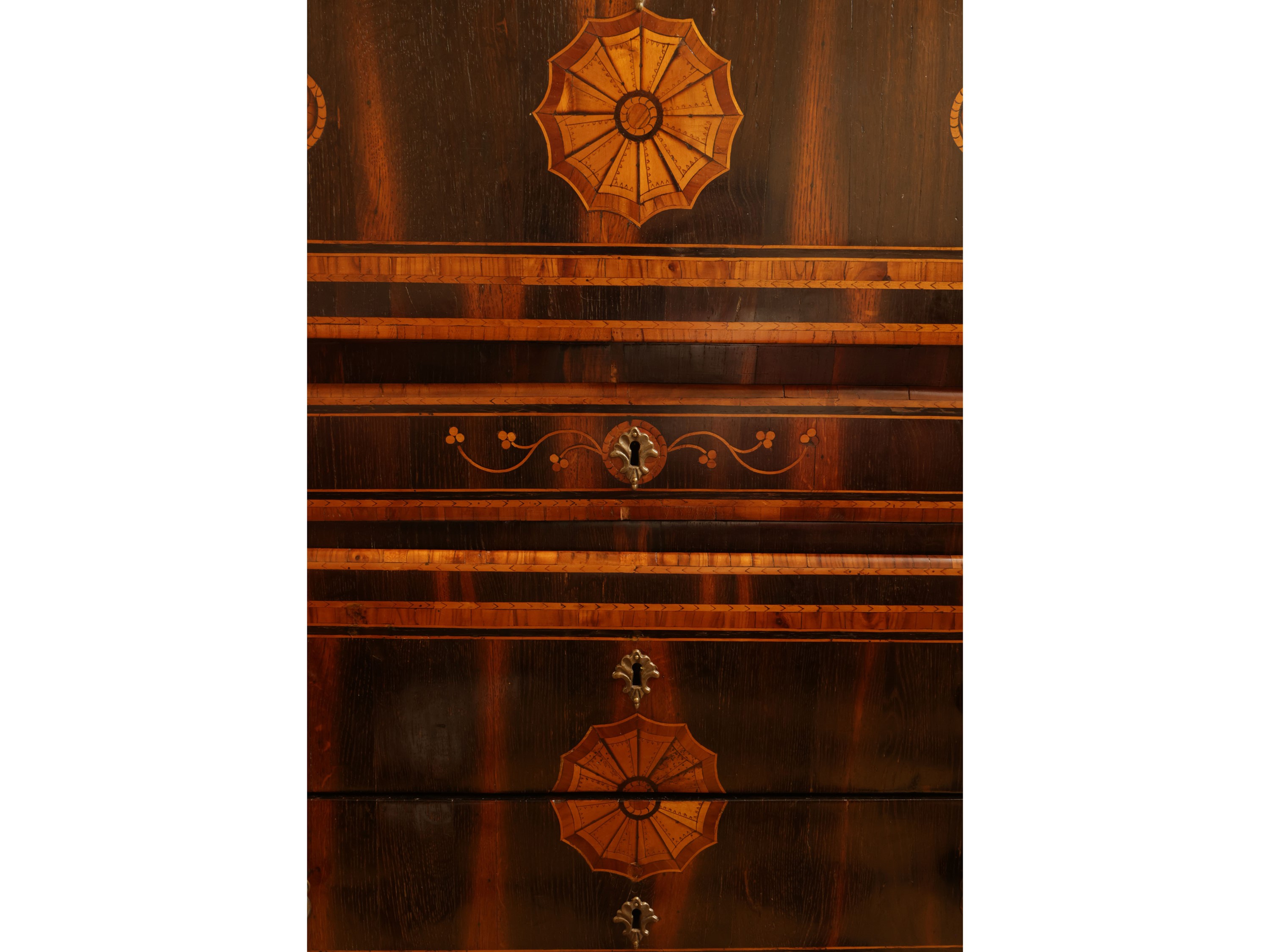 Cassettone a ribalta impiallacciato in varie qualità di mogano